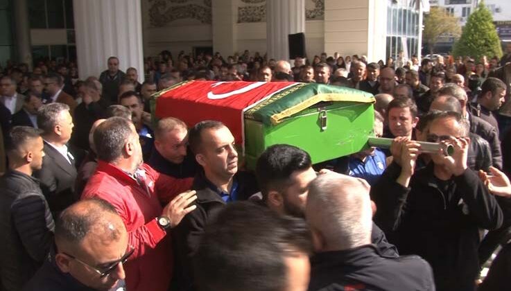 Mesai arkadaşının sırtından bıçaklayarak öldürdüğü zabıta, gözyaşlarıyla uğurlandı