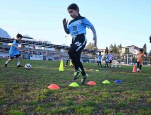 Kemer Belediyesi, geleceğin futbolcularını yetiştiriyor