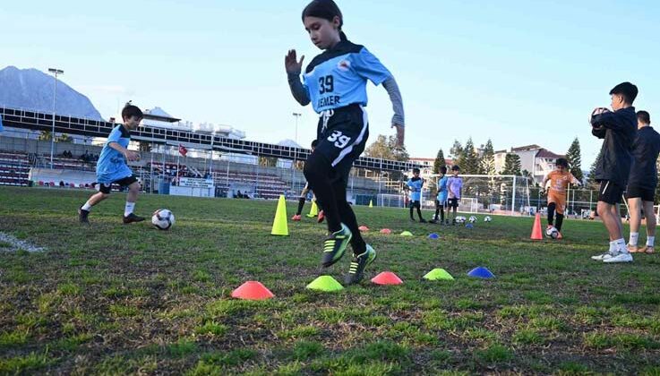 Kemer Belediyesi, geleceğin futbolcularını yetiştiriyor