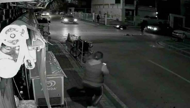 Motosiklettekileri yola fırlatan kaza kamerada