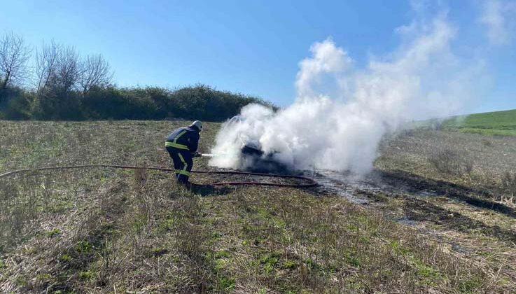 Boş araziye bırakılan araç yanarak küle döndü