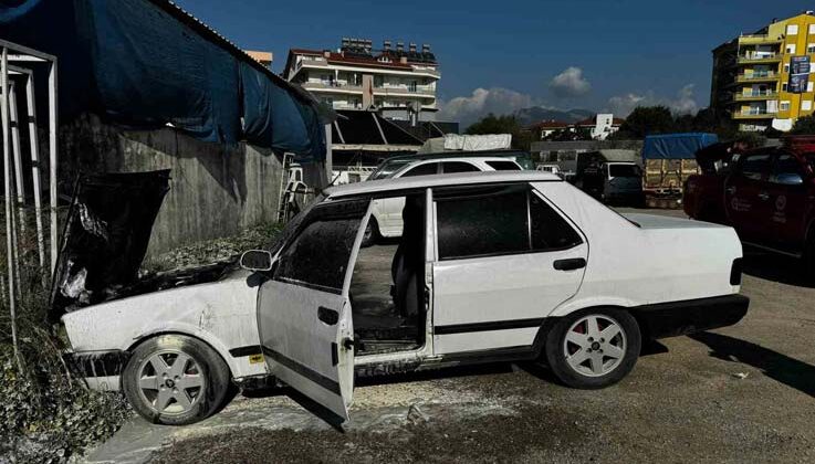 Park halindeki otomobil alev aldı