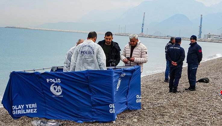Konyaaltı sahilinde deniz üzerinde yarı çıplak erkek cesedi bulundu