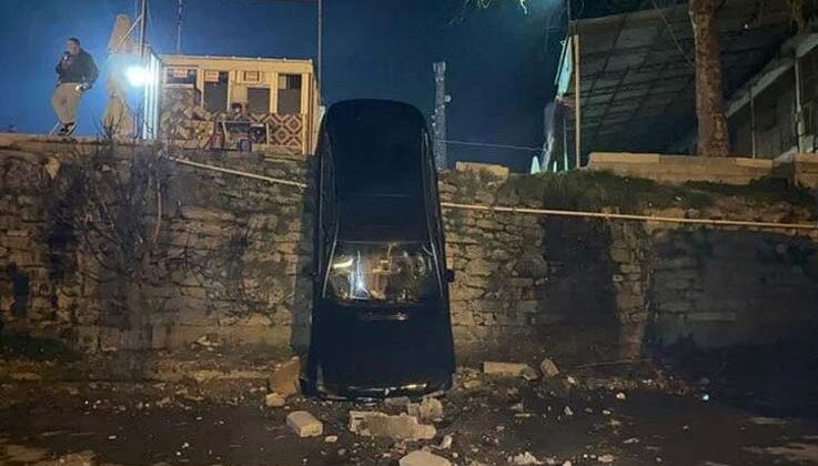 Yolu şaşıran sürücü 5 metrelik istinat duvarından aşağı düştü