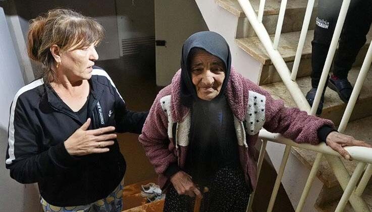 Depremde yıkılan evden sağ çıktı, Antalya’da kaldığı ev sular altında kaldı