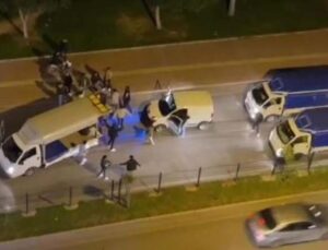 Kasası açık kamyonetle yolu kapatıp asker eğlencesi düzenlediler