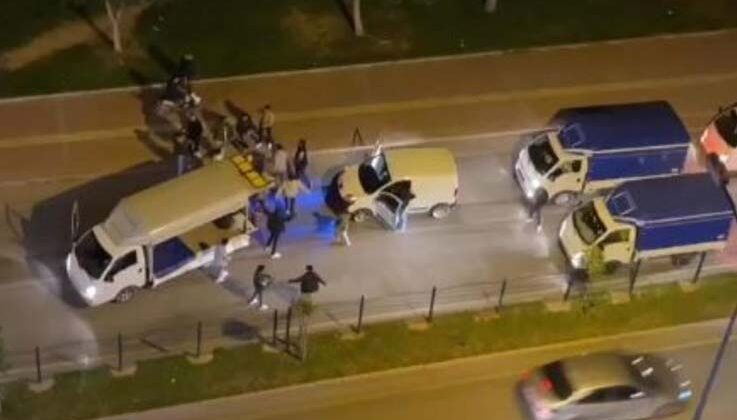 Kasası açık kamyonetle yolu kapatıp asker eğlencesi düzenlediler