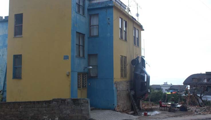 Sürekli kazaya karışan otomobilini binaya astı