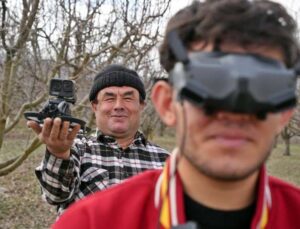 Dron korkusuyla traktörün altına saklanan baba: “İlaçla virüs yayacak sandım, canlı yayından yardım istedim”