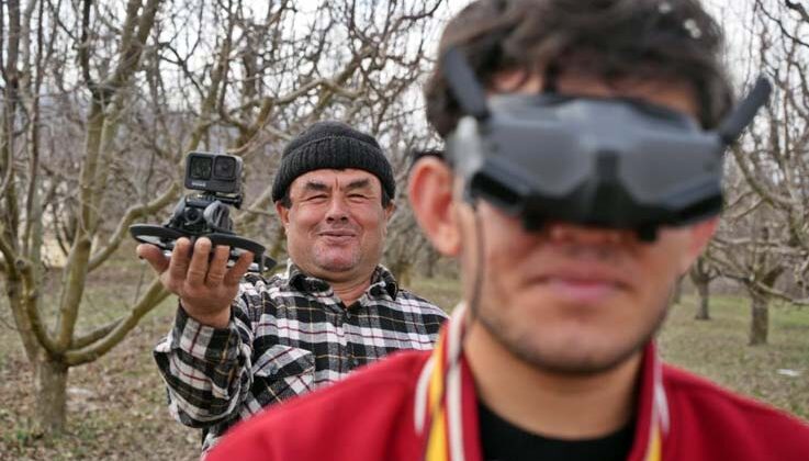Dron korkusuyla traktörün altına saklanan baba: “İlaçla virüs yayacak sandım, canlı yayından yardım istedim”