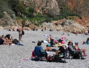 Antalya’da Ramazan ayı öncesi Konyaaltı Sahili doldu taştı