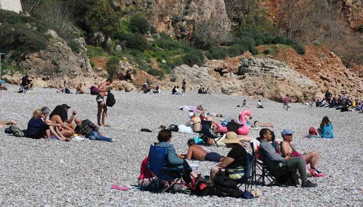 Antalya’da Ramazan ayı öncesi Konyaaltı Sahili doldu taştı