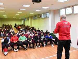 Minik öğrenciler arama kurtarma köpeğiyle birlikte deprem tatbikatı yaptı