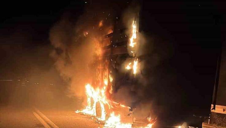 Antalya’da tırın dorsesi alev alev yandı