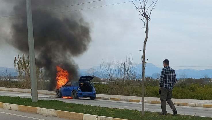 Seyir halindeki otomobil alevlere teslim oldu