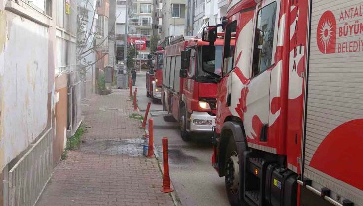 Antalya’da 4 katlı binada yangın paniği: Anne ve kızı dumandan etkilendi