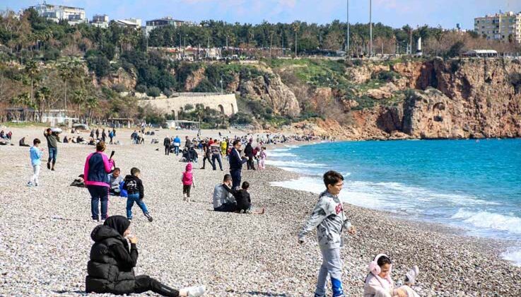 Antalya’da bahar havası, sıcaklığı hisseden denize koştu