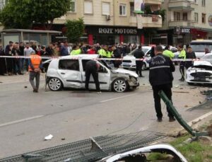Alanya’da bariyerleri kıran otomobil iki araca çarptı: 2 ölü, 4 yaralı