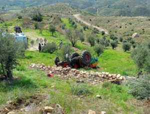 Manavgat’ta devrilen traktörün altında kalan sürücü yaralandı