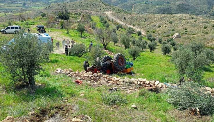 Manavgat’ta devrilen traktörün altında kalan sürücü yaralandı