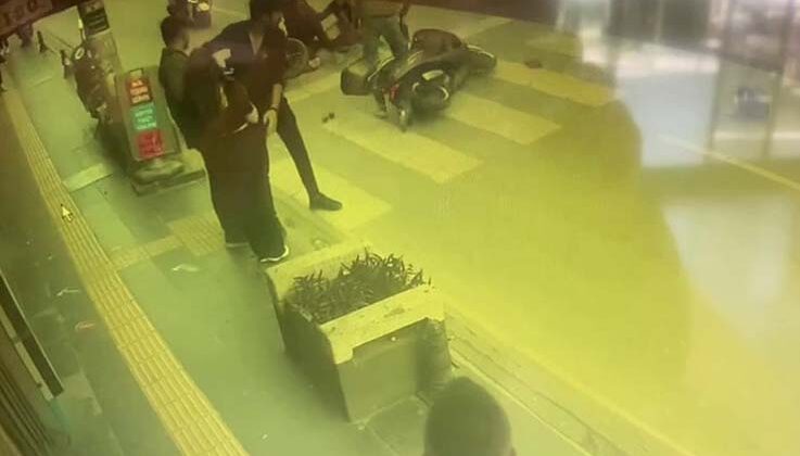 Yaya geçitinde 2 motosiklet çarpıştı