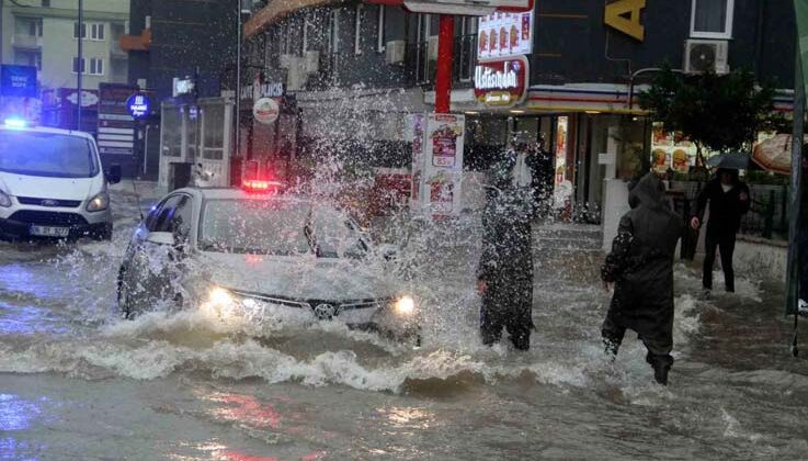 Antalya’da sağanak yağış yolları nehre çevirdi