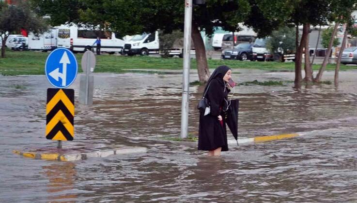Antalya’da sağanak iş çıkışı bastırdı, hayat felç oldu