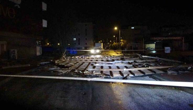 Hortum iş yerinin çatısını uçurdu, yolu kapattı