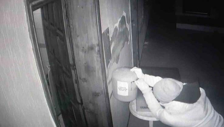 Camideki yardım toplama kutusunu gözüne kestiren hırsız suçüstü yakalandı