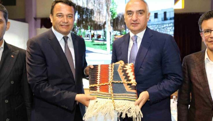 Bakan Ersoy: “Antalya’ya bu yıl 17 milyondan fazla ziyaretçi bekliyoruz”