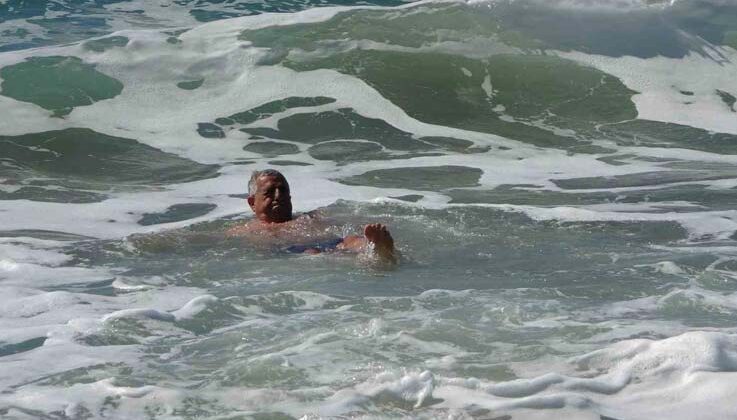 Antalya’da çatıları uçuran fırtına sonrası turistlerin deniz keyfi