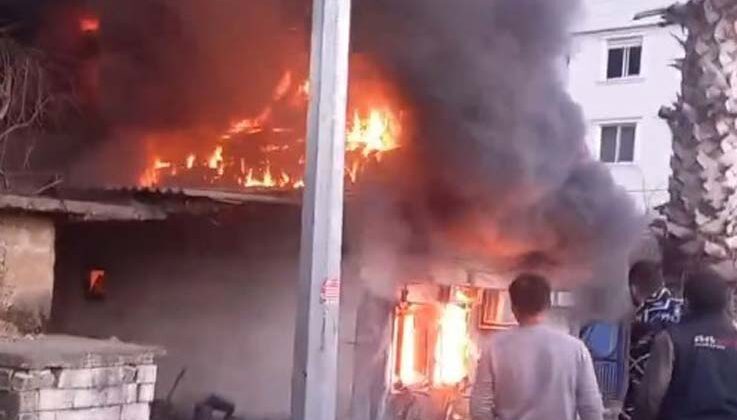 Antalya’da alev alev yanan gecekondu küle döndü