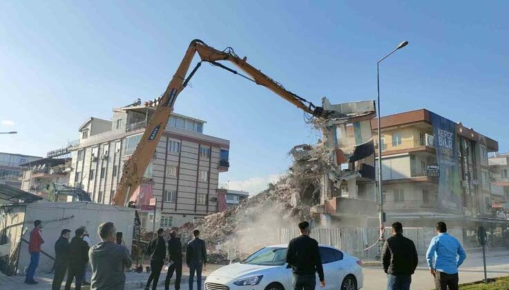 Antalya’da yıkım çalışmasını film gibi izlediler