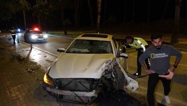 Palmiyeye çarpan lüks otomobil hurdaya döndü