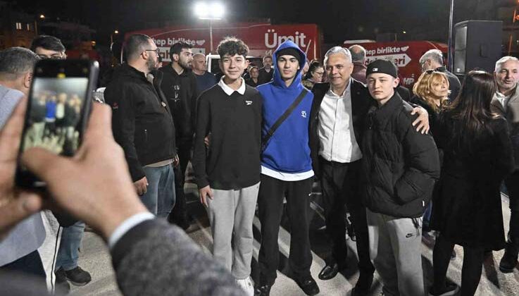 Uysal’dan mahalle buluşmalarında türkü ziyafeti