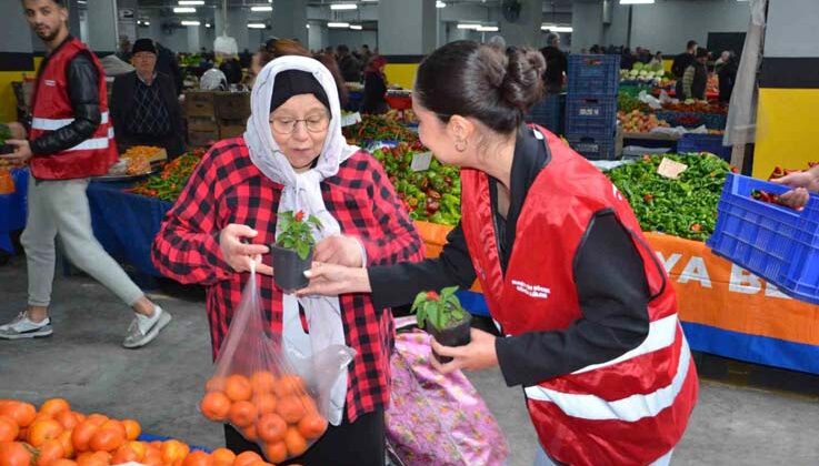 Başkan Böcek’ten, Alanyalı kadınlara aşk çiçeği hediyesi