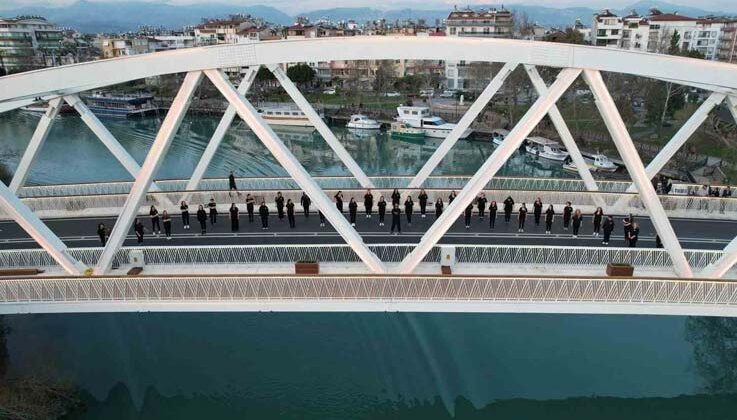 Manavgat Belediyesi’nden Kadınlar Günü’nde köprü üstünde halaylı kutlama