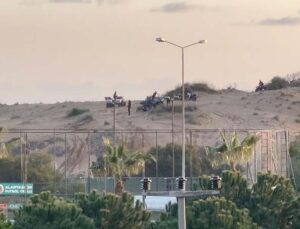 Tel örgüyle çevrili koruma altındaki sit alanında Off-Road yapıp kum zambaklarına zarar veriyorlar