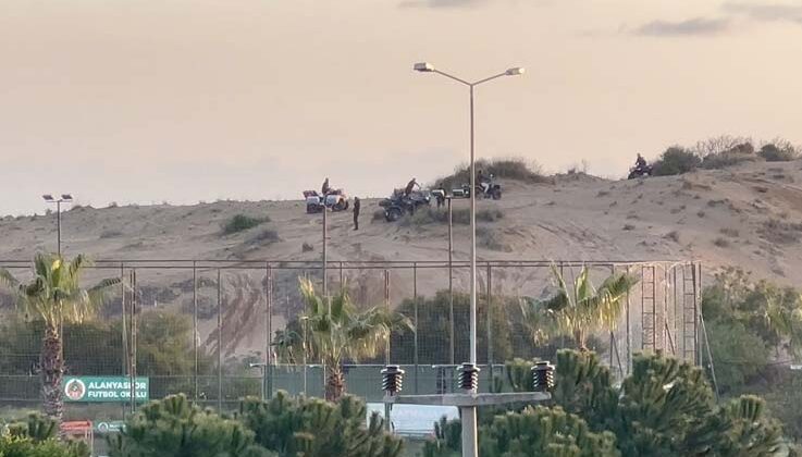 Tel örgüyle çevrili koruma altındaki sit alanında Off-Road yapıp kum zambaklarına zarar veriyorlar
