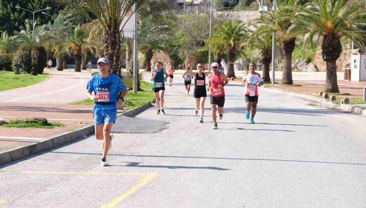 Alanya’da Atatürk Halk Koşusu ve Yarı Maratonu tamamlandı