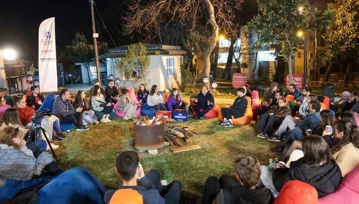 Başkan Böcek gençlerle gündüz konserde, akşam kamp ateşinde buluştu