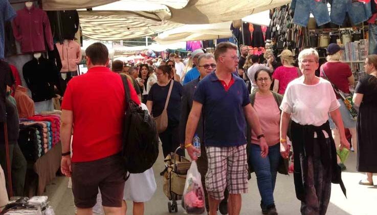 Perşembe pazarına turist yağdı, esnafın yüzü güldü