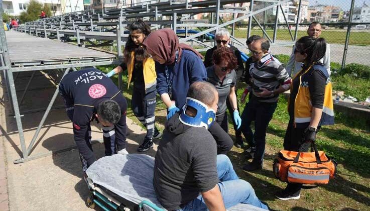 Maç esnasında tribündeki tahta plaka çöktü: 3 seyirci yaralı