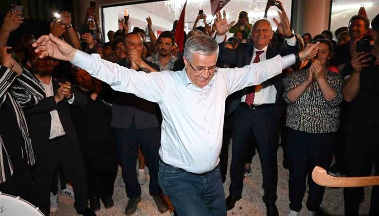 Belediye Başkanı zaferini kızı ile karşılıklı zeybek oynayarak kutladı