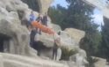 Tatil için Antalya’ya gelen turist yapay şelalenin tepesinde mahsur kaldı