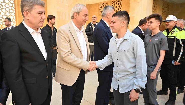 Başkan Kocagöz, belediye personellerini ziyaret ederek, bayramlarını kutladı