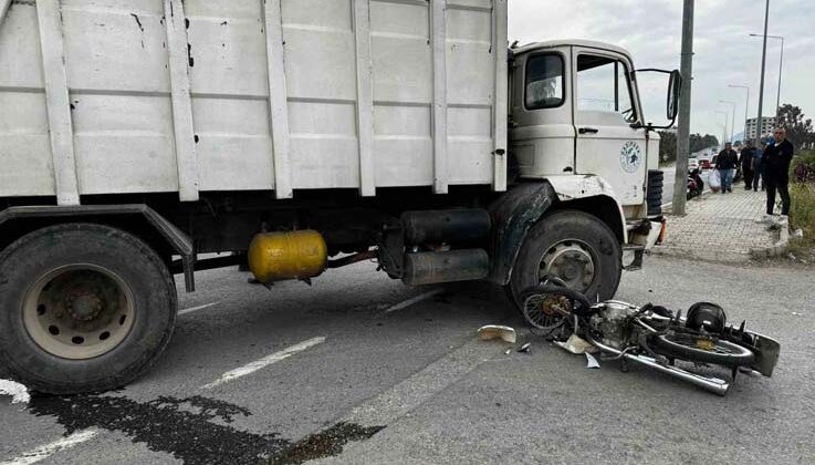 Çöp kamyonu ile motosiklet çarpıştı: 1 ağır yaralı