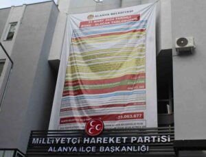 Alanya Belediyesi’nin borç bakiyesi afişine MHP’den alacak kalemli afişle cevap