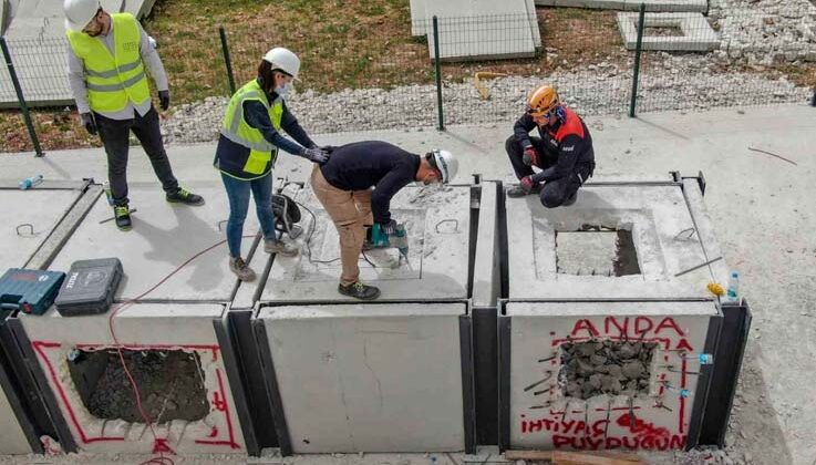 AFAD, Antalya’da oluşturulan temsili enkaz alanında gönüllü arama kurtarma ekibi yetiştiriyor