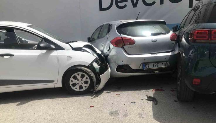 Park etmek isterken kontrolden çıkan otomobil, otomobillere çarparak durdu